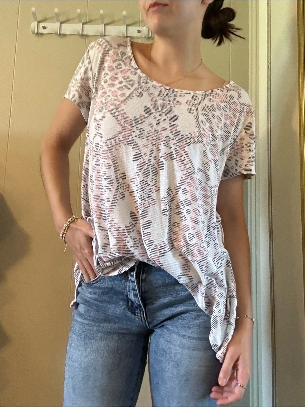 Cato Scoop Neck Short-Sleeve Tee in Cream with Pink and Gray Print